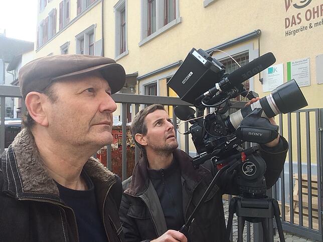 Regisseur Douglas Wolfsperger (links) und sein Kameramann machen Aufnahmen in Konstanz.
