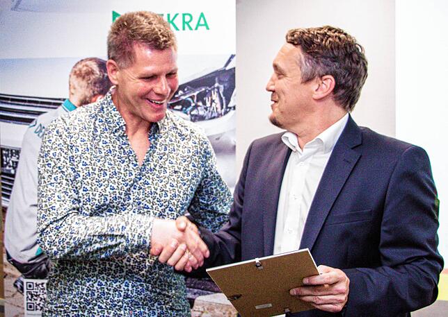 Ausgezeichnet: Für seine Verdienste wurde Uwe Seifert (links) vom SBFV-Schiedsrichterobmann Ralf Brombacher geehrt.