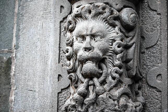 Löwen gibt es einige in Überlingen. Und damit sind nicht nur die Mitglieder des Narrenvereins gemeint. Diese beeindruckende Skulptur ...