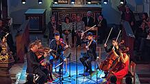 Violinist Daniel Hope und Mitglieder des Zürcher Kammerorchesters beim Konzert im Rahmen des Festivals der Stille 2024 in Kaiserstuhl. ...