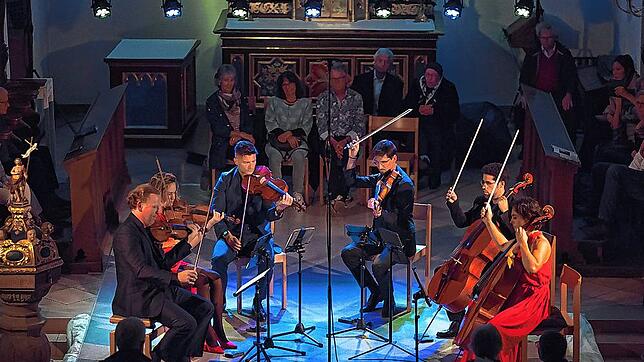 Violinist Daniel Hope und Mitglieder des Zürcher Kammerorchesters beim Konzert im Rahmen des Festivals der Stille 2024 in Kaiserstuhl. ...