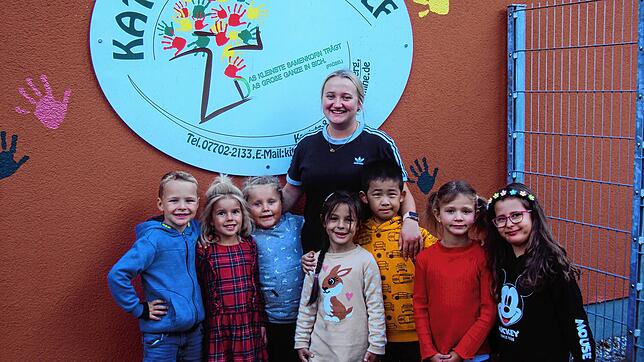 Die stellvertretende Leiterin der katholischen Kindertagesstätte St. Josef in Blumberg, Stefanie Schmidt, bedauert mit den Kindern das ...