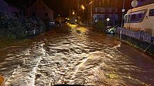 Die Ortsdurchfahrt in Beuren am Ried wurde in der Nacht auf Freitag durch starken Regenfall und eine überlaufende Biber komplett ...