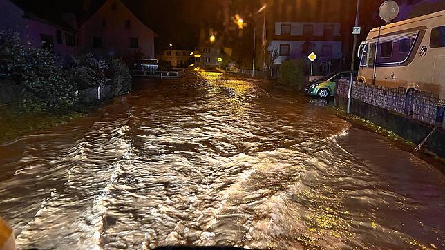 Die Ortsdurchfahrt in Beuren am Ried wurde in der Nacht auf Freitag durch starken Regenfall und eine überlaufende Biber komplett ...