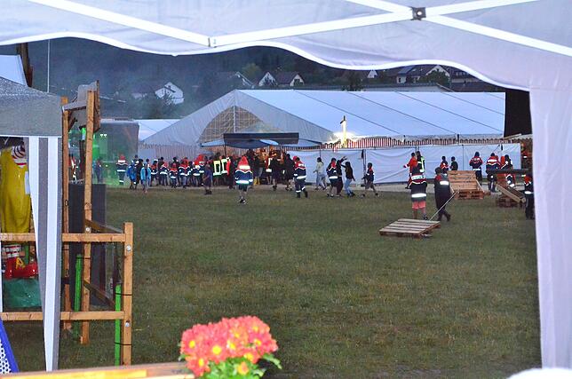 Bild 15: Bilder vom Dorfspiel und dem Partyabend des Zeltlagers der Jugendfeuerwehren des Landkreises Konstanz