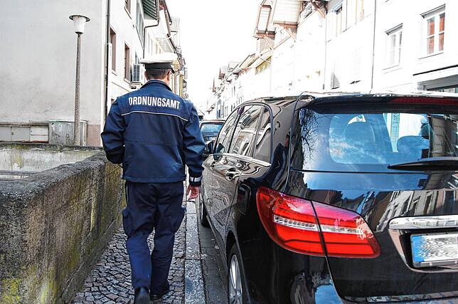 Der Gemeindevollzugsdienst kontrolliert den ruhenden Verkehr.