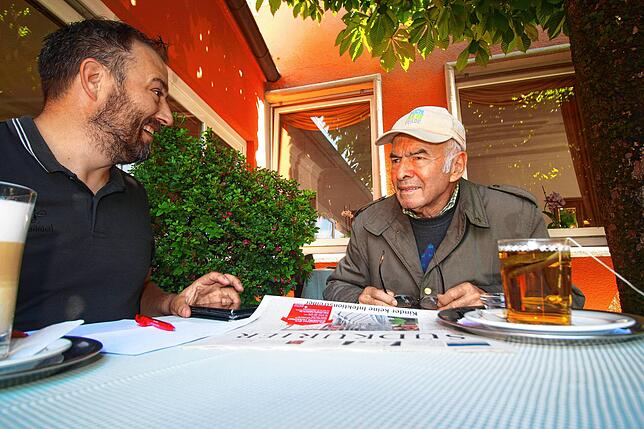 Der gehörlose Hermann Metzger (rechts), der wegen seiner Rheumaerkrankung eigentlich immer einen Mantel und mindestens einen Pullover ...