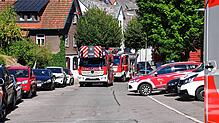 Feuerwehreinsatzfahrzeuge stehen im Bereich Halde in Bereitschaft. Insgesamt musste die Feuerwehr am Montag drei Mal ausrücken.