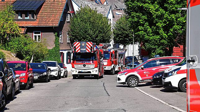 Feuerwehreinsatzfahrzeuge stehen im Bereich Halde in Bereitschaft. Insgesamt musste die Feuerwehr am Montag drei Mal ausrücken.