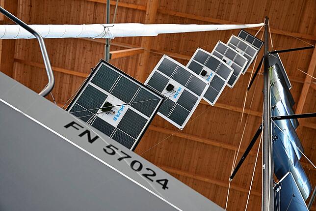 Aktueller Trend: An einem Segelboot sind mehrere Solarpaneele der FLIN solar GmbH an einem Seil angebracht.
