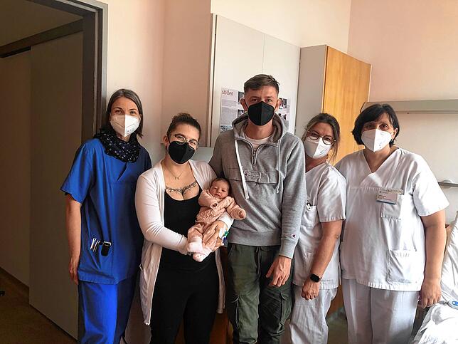 Über das diesjährige Neujahrsbaby im Landkreis Konstanz freuten sich (v.l.n.r.): Hebamme Petra Heidt, Mutter Fabienne Jäck-Frütsche, ...