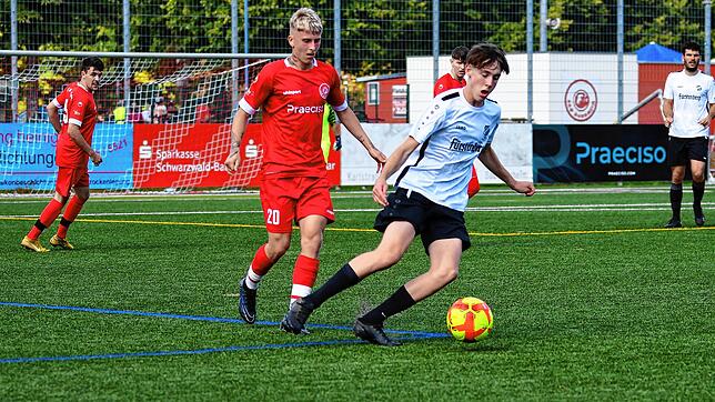 Der SV Aasen (Moritz Bruch, rechts) hat sich mit einem 2:1-Erfolg beim FC Bad Dürrheim (Artur Uferov) drei Auswärtspunkte gesichert.