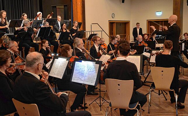 Das Orchester der Musikfreunde 2024 bei ihrem Serenadenkonzert in der Stadthalle. Das diesjährige findet am 12. Oktober statt.
