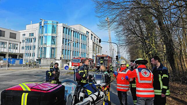 Ein Großaufgebot an Einsatzkräften rückte zu dem Brand in dem Firmengebäude aus, das seit etlicher Zeit schon leersteht.