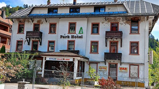 Die Tage des maroden Parkhotels im Todtmooser Ortszentrum sind gezählt. Es wird abgerissen. Vorher sind umfangreiche ...