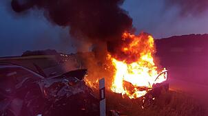 Im brennenden Auto wird eine Frau eingeklemmt. Bild: Thomas Westhauser