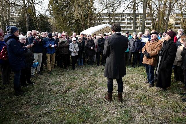Die Begegnung: Rund 200 Bürger scharen sich um Hotelinvestor Hans Jürg Buff, als er seine Pläne für das Büdingen-Areal direkt vor Ort ...