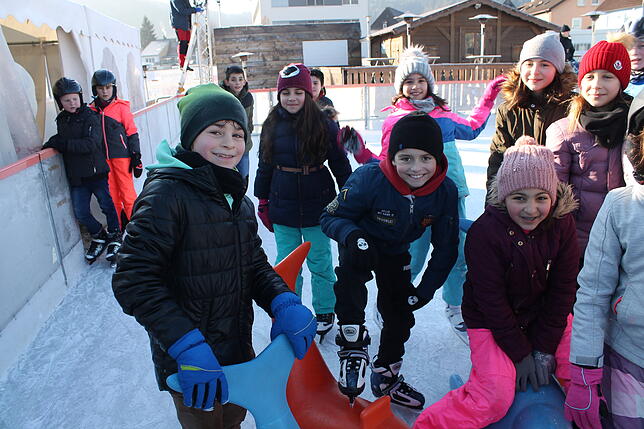 Bild 29: Werkrealschüler genießen die Blumberger Eisbahn