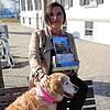 Die Autorin Bettina Storks mit ihrem Hund Wanja. Im Arm hält sie ihre bereits erschienenen Bücher. An einem weiteren Roman arbeitet sie ...