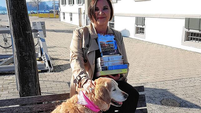 Die Autorin Bettina Storks mit ihrem Hund Wanja. Im Arm hält sie ihre bereits erschienenen Bücher. An einem weiteren Roman arbeitet sie ...
