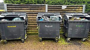 Alle drei Müllcontainer am Schönenbacher Friedhof werden von einem Müllsünder illegal mit Hausmüll beladen. Wer hat etwas gesehen, vor ...