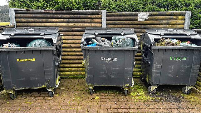 Alle drei Müllcontainer am Schönenbacher Friedhof werden von einem Müllsünder illegal mit Hausmüll beladen. Wer hat etwas gesehen, vor ...