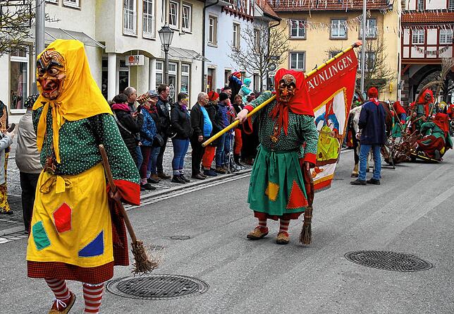 Die gelbe Urhexe ist bei der Fasnet immer vorne mit dabei