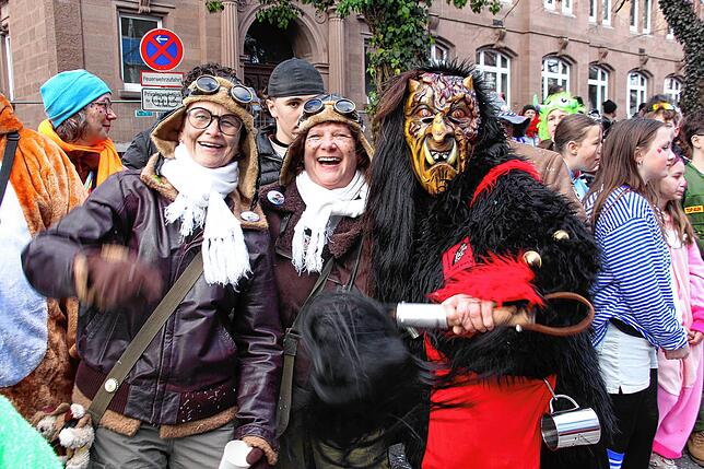 Bild 18: Sonne für die Narren: Großer Fasnet-Umzug begeistert in Singen!