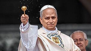 Der neue Papst Leo XIV. bei seiner Amtseinführung auf dem Petersplatz. Der US-Amerikaner Robert Francis Prevost ist der erste Pontifex ...