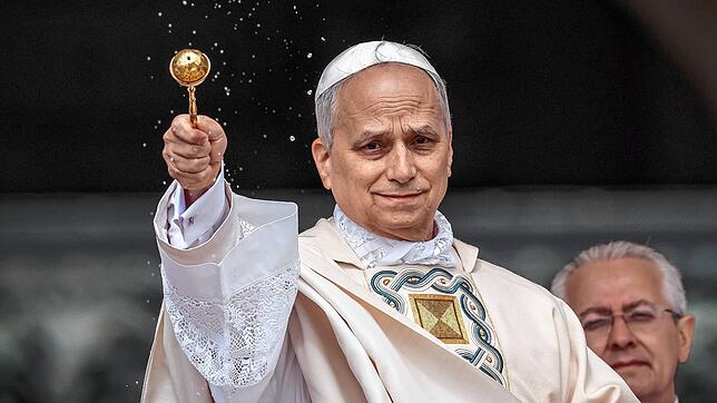 Der neue Papst Leo XIV. bei seiner Amtseinführung auf dem Petersplatz. Der US-Amerikaner Robert Francis Prevost ist der erste Pontifex ...