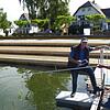 Die beiden Hafenmeister Robert Schwarz (links) und Franz-Josef Speth bei der Arbeit am Salzmann-Steg, der den bisherigen Strobel-Steg ...