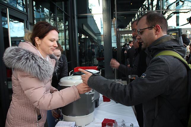 Alexander Gert versorgt die Fahrgäste mit Glühwein, bevor es zur Feier in die Donauhallen geht.