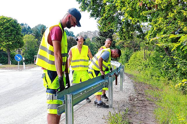 Schwer zu heben haben die Arbeiter der Firma Roleit bei der Monatge der Schutzplanken an der Bundesstraße in Villingen. 43 Kilogramm ...