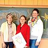 Waldorflehrerin Martina Etterich mit den beiden Gründerinnen Lucile Huguet und Kristin Yildiz (von links) im neuen Klassenzimmer.