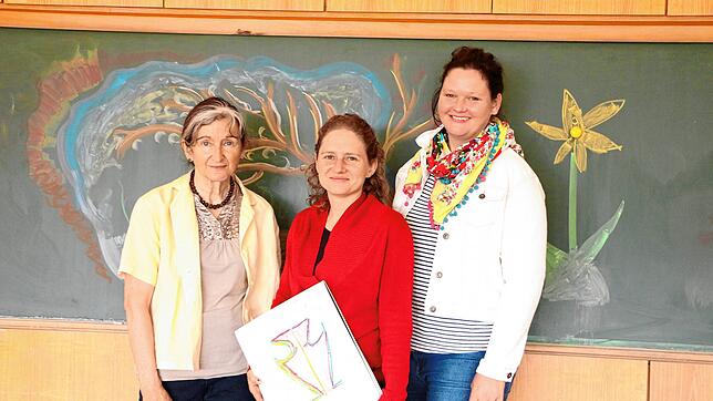 Waldorflehrerin Martina Etterich mit den beiden Gründerinnen Lucile Huguet und Kristin Yildiz (von links) im neuen Klassenzimmer.