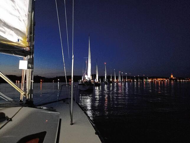 Beim Seedefilee reihen sich die Segelboote wie an einer Perlenschnur auf.