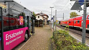 Ein Ersatzbus wartet am Bahnhof in Erzingen (Archivfoto). Vom 5. bis 18. Mai ist auf der Hochrheinstrecke und Wutachtalbahn wegen ...