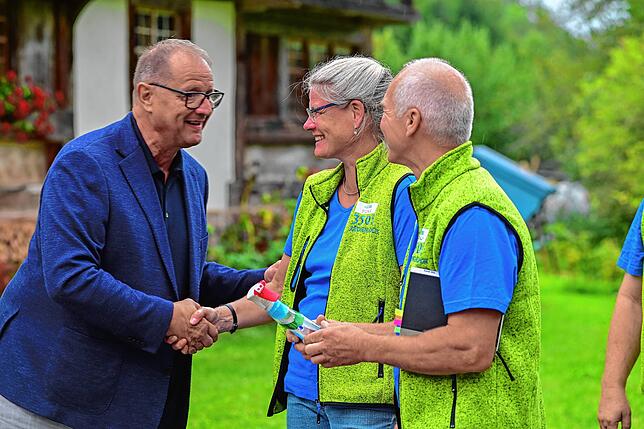 Glückwunsch. OB Jürgen Roth gratuliert Silke und Klaus Richter zu ihrer Idee, das 350-jährige Bestehen des Röthenlochhofs, auf dem sie ...