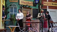 Szene aus „Da Zeitbscheißer“ (von links): Beim Warten am Postschalter von Anton (Daniel Gindele) brauchen Wirtin (Svenja Haag), ...