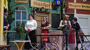 Szene aus „Da Zeitbscheißer“ (von links): Beim Warten am Postschalter von Anton (Daniel Gindele) brauchen Wirtin (Svenja Haag), ...