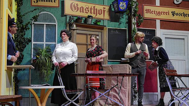 Szene aus „Da Zeitbscheißer“ (von links): Beim Warten am Postschalter von Anton (Daniel Gindele) brauchen Wirtin (Svenja Haag), ...