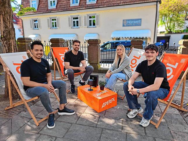 Für die Betreiber vom Regionale ist die Außengastronomie auf dem Schillerplatz ein wichtiger Bestandteil des Konzepts. Im Bild: Dennis ...