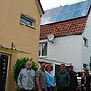 Mit eigens entwickelten Edelstahlrollen auf dem First (im Hintergrund zu sehen) wollen Bewohner im Böhringer Süden ihre Solardächer vor ...