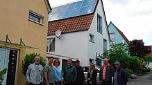 Mit eigens entwickelten Edelstahlrollen auf dem First (im Hintergrund zu sehen) wollen Bewohner im Böhringer Süden ihre Solardächer vor ...