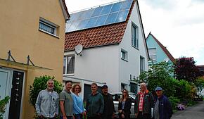 Mit eigens entwickelten Edelstahlrollen auf dem First (im Hintergrund zu sehen) wollen Bewohner im Böhringer Süden ihre Solardächer vor ...