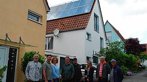 Mit eigens entwickelten Edelstahlrollen auf dem First (im Hintergrund zu sehen) wollen Bewohner im Böhringer Süden ihre Solardächer vor ...