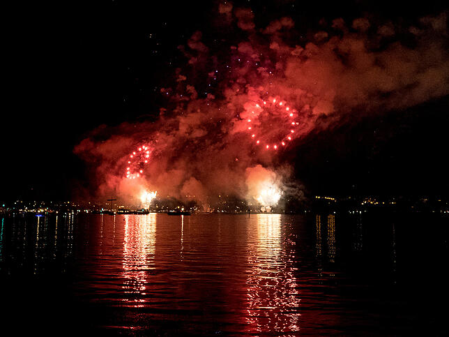Bild 16: Das Seenachtfest-Feuerwerk vom Logenplatz am Yachthafen: Der Kreuzlinger Teil in Bildern