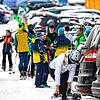 Skifahrer auf einem Parkplatz im Gebiet Hinterstoder-Höss. Die Skigebiete in Österreich erleben einen Ansturm.