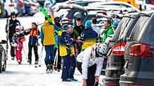 Skifahrer auf einem Parkplatz im Gebiet Hinterstoder-Höss. Die Skigebiete in Österreich erleben einen Ansturm.
