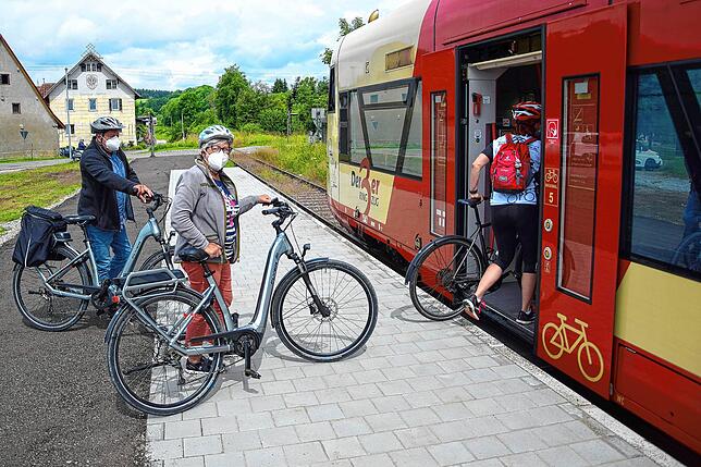 Einige Passanten beteiligten sich spontan an den Fotoaufnahmen. Die Mitnahme von Fahrrädern ist in der Biberbahn erlaubt.